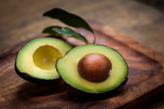 Una dieta alta en fibra, granos y frutas como los aguacates, disminuiría el riesgo de enfermedad cardiovascular y el colesterol malo. Esto resultaría útil para la salud cerebral, ya que reduciría la acumulación de placa, potenciando el flujo sanguíneo hacia el cerebro y estimulando la reoxigenación.