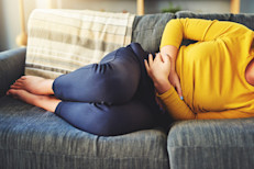 El síntoma principal de la endometriosis es experimentar dolores muy severos cuando tienen el período menstrual. Pero muchas mujeres descubren que la tienen cuando no pueden quedar embarazadas, pues causa problemas de fertilidad.  
