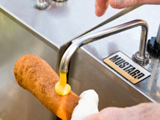 En las ferias, alejarse de lo frito. Elegir carnes magras, o alguna opción dulce que seguramente tenga menos calorías que los platillos que flotan en aceite... Y recuerda siempre que la mostaza y el ketchup tienen muchas menos calorías que la mayonesa, la salsa agridulce o la salsa barbecue.