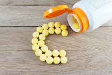La fruta fresca de baobab tiene una alta cantidad de vitamina C. Se estima que en 100 g podemos encontrar aproximadamente 500 mg de esta vitamina, esto representa 10 veces más que lo que se encuentra en las naranjas. Este rico contenido, complementado con la presencia de aminoácidos y antioxidantes, ayuda a promover la salud de la piel y prevenir la aparición de arrugas.