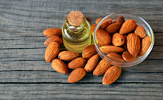 Otro aceite rico en vitamina E que ofrece buenos resultados es el de almendra. Para obtener mayores beneficios, algunas personas suelen agregar una o dos cucharadas a su crema humectante, para potenciar la capacidad de hidratación de este poderoso bálsamo. Existe evidencia de que también ayuda a combatir las estrías y la inflamación.