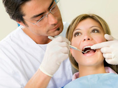 Entre los problemas más comunes en los diabéticos, hay que estar atento a:  las encías rojas, doloridas e hinchadas, el sangrado en las encías, que las encías se separen de los dientes, que los dientes se aflojen o estén muy sensibles, a tener mal aliento y que la mordida sea diferente a la de siempre. 