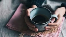 El café es una bebida altamente estimulante por su importante contenido de cafeína, una sustancia psicoactiva. Junto al agua y el té, el café es una de las bebida más consumidas en el mundo, y, por lo tanto, de las más estudiadas por la ciencia. La evidencia disponible señala que su consumo se vincula a muchos beneficios: perder peso, y mejorar el desempeño, estado de ánimo, y función renal.