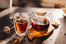 El té de Ceilán es una de las opciones más valoradas en el mundo de las infusiones. Esto se debe a que gracias al clima y terreno en su región de origen, se obtiene un producto muy sabroso y nutritivo en comparación a otros tipos de té. Aquí repasamos sus beneficios y te contamos cómo prepararlo para aprovechar todas sus propiedades. 