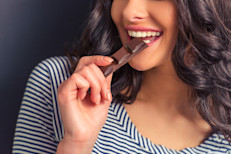 1) ¿Comes incluso cuando estás lleno? 2) ¿Puedes dejar de disfrutar de ciertos alimentos cuando no están disponibles en tu casa? 3) ¿Te encuentras terminando una bolsa de papas fritas o un paquete de galletas cuando la intención era comer sólo unas pocas? 4) ¿Tienes ansias?

