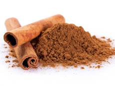 Además de su uso culinario, tanto en platos dulces como salados, la canela tiene gran potencial terapéutico para eliminar el mal aliento. Basta con añadir una cucharadita en polvo en un vaso de agua tibia, agitar y enjuagar varias veces la boca. Sus beneficios se deberían a su riqueza en terpenos (le dan su olor y sabor característico) que le confieren propiedades que impiden el desarrollo de las bacterias en los restos de comida de la boca.
