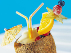 Los CDC sugieren tragos frutales pero 100% naturales, sin azúcar y ni siquiera edulcorante. Y, siempre, aconsejan a la noble y saludable botella de agua mineral, que hidrata, rejuvenece y quita la sed sin agregar un sola caloría a tu cuerpo.