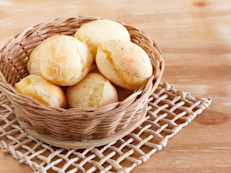 Tradicionalmente se preparan con queso duro, manteca, leche, huevos  y almidón de mandioca. Pero, ¡cuidado! Un solo chipá tiene 85 calorías. El chipá guazú o sopa paraguaya también es habitual en la mesa de Cuaresma y se elabora con cebolla, grasa, huevos, leche y choclo (maíz). Una porción: 200 calorías. Sólo evita excederte.