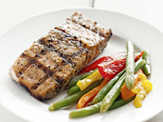 Prioriza el comprar verduras y proteínas como pescado y carne sin grasa. Y al cocinar puedes combinar vegetales con carnes y pescados para extender el platillo y que te rinda más.