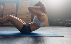 Es importante añadir una rutina de ejercicios de abdomen para reafirmar los oblicuos y abdominales inferiores y superiores. Ejercicios como sentadillas, abdominales, curvas laterales, giros del torso, planchas y abdominales inversos, ayudan a lucir un vientre en buena forma.