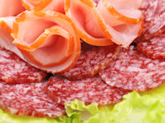 Y alerta roja cuando el compañero de la ensalada o el buffet frío es un pedazo de salame o de mortadela... las calorías llegarán al cielo, aunque estén disfrazadas de lechuga. Los CDC tienen un contador de alimentos necesarios de acuerdo a la edad, que es muy útil consultarlo.