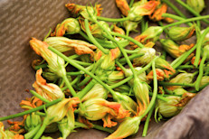 La flor de la calabaza posee vitaminas A y C, ácido fólico, potasio, calcio y fósforo. Además, tiene muy pocas calorías y grasa, y contiene mucha agua en sus partes comestibles. Estas cualidades la convierten en un ingrediente ideal para la dieta, especialmente cuando se busca perder o controlar el peso.