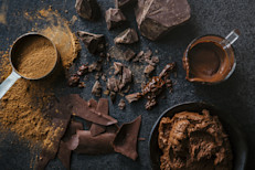 La evidencia científica señala que el cacao posee ciertos químicos vinculados con un menor riesgo de aparición de arrugas o marcas en la piel. Esto se debe a que tienen propiedades protectoras contra los efectos dañinos que produce la exposición excesiva al sol. Además, se registró que este alimento posee más antioxidantes que los arándanos, el té verde y el vino tinto.