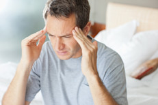 Falta de sueño o dormir demasiado, el ayuno, alcohol, las luces brillantes, olores o ruidos fuertes, cambios hormonales, estrés, mucha cafeína. También los alimentos con nitratos, como los perros calientes y embutidos, los que contienen glutamato monosódico (GMS), un saborizante de la comida chatarra, los que contienen tiramina, como los quesos añejos, los ahumados, y el aspartamo (NutraSweet, Equal).