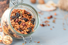 Por su practicidad para consumirlas, las pasas son una opción ideal para cualquier momento del día. Sin embargo, los especialistas informan que comerlas en las primeras horas de la mañana ayuda a potenciar sus beneficios. Puedes mezclarla con yogures, cereales, otros frutos secos e incluso añadirlas a tus ensaladas.