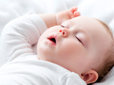 ¿Alguna vez te has despertado con un charco de baba? Tranquilo, esto es bastante común. Esto pasa porque la saliva, suele ser ingerida por el estómago, pero por las noches, tal proceso se ralentiza y la saliva que se produce no encuentra mejor destino que tu almohada.