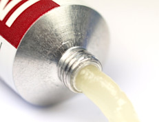 En bajas concentraciones y mezclado con vaselina, ácido salicílico ayuda a remover las escamas para que puedan penetrar mejor otros medicamentos. Según los expertos, alivia las molestias de la psoriasis al suavizar y aflojar la piel seca, escamosa o engrosada, para facilitar su desprendimiento o eliminación. Puedes conseguirlo en cualquier farmacia.