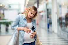 Otra situación donde debe prestarse especial atención a los niveles de hierro es durante el embarazo. La cantidad de sangre en el cuerpo de la mujer aumenta, por lo que necesita más hierro para ella y para él bebe en crecimiento. De no ser así, existe el riesgo de padecer un tipo de anemia, llamada ferropénica, que el bebé tenga bajo peso al nacer o que nazca prematuramente.