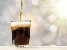 Cuando hablamos de mantener una dieta saludable, solemos concentrarnos en lo que comemos, pasando por alto lo que bebemos. Las bebidas azucaradas, alcohólicas o energizantes interfieren con la absorción de nutrientes y contribuyen a la acidez, inflamación, diarrea o problemas hepáticos. Los expertos coinciden en que lo mejor es hidratarse correctamente, ya que el agua ayuda al cuerpo a eliminar desechos y toxinas.