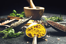 Las hierbas y especias pueden proporcionar un doble beneficio para la salud de las rodillas, ya que aportan distintos compuestos con propiedades antioxidantes que ayudan a cuidar las articulaciones, y también sirven para reducir la ingesta de sal (que aumenta la inflamación y malestar articular), dado que la reemplazan a la hora de condimentar. Existen muchas opciones, como pimienta, cúrcuma, romero, tomillo o ajo, elige la que más te guste.