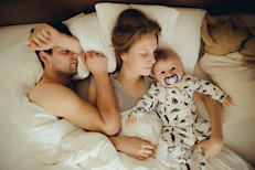 Despertar después de una buena noche de descanso es un placer que llena al cuerpo de energía y lo mantiene sano. Sin embargo, distintos estilos de vida, malos hábitos de consumo y largas horas de trabajo, pueden afectar los ciclos de sueño. No todos necesitan dormir de la misma manera o durante el mismo período de tiempo. Para cada edad, hay sugerencias de la Fundación Nacional del Sueño de EE.UU.