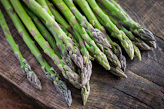 El espárrago es un alimento muy recomendado debido a que combina un bajo nivel calórico, en media taza tiene solo 20 calorías, con una amplia variedad de nutrientes. A saber, proteínas (2.2 g), grasas (0.2 g), fibra (1.8 g), vitaminas A, C, E y K, fósforo y potasio. Gracias a este "coctel" de nutrientes su consumo se vincula a los siguientes beneficios:
