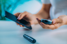 La diabetes es una enfermedad crónica que afecta el uso de la glucosa, el principal tipo de azúcar de la sangre, cuya función es actuar como fuente de energía. Para distribuir la glucosa entre las células, y así entregarles energía, nuestro cuerpo recurre a una hormona llamada insulina, producida por el páncreas. Cuando esta no es suficiente o no funciona correctamente, hay un mayor riesgo de desarrollar diabetes. Hay dos tipos de diabetes: