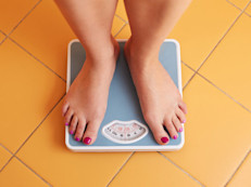 Una investigación clínica de Natural Medicines sugiere que tomar un complejo específico de gel de aloe vera (Aloe QDM complex) 2 veces al día, durante 8 semanas reduce el peso corporal de 0.6 kg y la masa corporal hasta en 1kg en comparación con el placebo en pacientes con sobrepeso y diabetes o prediabetes.