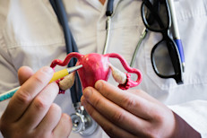 Aunque los anticonceptivos orales pueden disminuir los dolores, la mejor opción de tratamiento es extirpar las lesiones con cirugía laparoscópica, pero la endometriosis puede volver a crecer. En casos extremos, puede ser necesario llegar a practicar una histerectomía.
