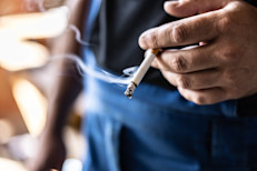 Fumar es uno de los peores hábitos para tu salud bucal y general. El tabaco daña tus dientes y encías, aumentando el riesgo de sufrir enfermedades como la periodontitis y el cáncer oral. Si fumas, dejarlo es la mejor decisión que puedes tomar para cuidarte. Existen muchos recursos disponibles para ayudarte a dejar de fumar, como programas de ayuda, medicamentos y apoyo psicológico.