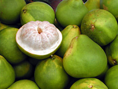 Puedes consumirlo en ensaladas, jugos o simplemente solo, como un snack saludable. Sin importar la manera que elijas para sumarlo a la dieta, el pomelo puede ofrecerte muchos beneficios para la salud. Aquí veremos cuáles y a qué se deben sus propiedades. 