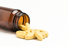 En la mayoría de los casos, estos remedios pueden funcionar, así como comprar algún medicamento de venta libre como la loperamida (Imodium) y el subsalicilato de bismuto (Pepto‑Bismol, Kaopectate). Pero si la diarrea es aguda, se prolonga o hay sangre en las heces, debes consultar con un médico de inmediato.