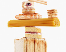 Por ejemplo, el pan blanco, el arroz y la pasta; los bocadillos como papas fritas, galletas saladas y pretzels, son carbohidratos refinados que se despojan del grano externo (que contiene la fibra y proteína) haciendo que los niveles de glucosa se disparen rápidamente.