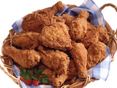 Comida rápida por excelencia, 100 gramos de pollo frito suelen tener 248 calorías, indican los Centros para el Control y la Prevención de Enfermedades (CDC), además suelen dejarle la piel, que contiene alto nivel de colesterol. Y la sal. Los CDC sugieren siempre optar por la opción asada.