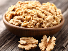 Una onza de nueces contiene grasas saludables clave y además ayuda a controlar el hambre. Las nueces de nogal y la linaza también contienen ácidos grasos omega 3. Si bien contienen baja cantidad de carbohidratos, el índice calórico suele ser elevado por porción. Los nutricionistas recomiendan consumir los frutos secos con moderación.