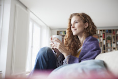 La melisa ayuda a tranquilizar el estómago nervioso y a reducir la inflamación intestinal, favoreciendo la digestión. Para hacer un té, mezcla una cucharadita de melisa en una taza de agua, hierve durante cinco minutos, deja reposar, cuela y bébela. Puedes tomar entre 2 o 3 tazas al día, media hora después de las comidas.