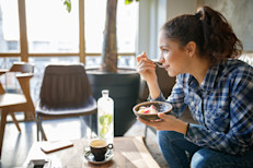 Consume comidas pequeñas a lo largo del día, en lugar de tres grandes. Algunos alimentos salados te caerán bien: puedes hornear o asar a la parrilla carne de res o de cerdo, pollo, pescado o pavo. Si vas a ingerir lácteos, opta por queso o yogur.
