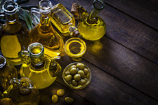 Los ácidos grasos monoinsaturados ayudan a disminuir la concentración de adiposidad abdominal. Puedes encontrar estas grasas "saludables" en el aceite de oliva, y una gran manera de incorporarlas a tu dieta es siguiendo una dieta mediterránea, que también incluye aceitunas, frutos secos y aguacates.