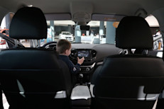 Nadie debe permanecer en autos estacionados, especialmente bebés, niños, ancianos ni mascotas: corren un riesgo especial de sufrir un golpe de calor o de morir. El interior de un auto puede alcanzar temperaturas peligrosas rápidamente, incluso si una ventana está un poco abierta. 