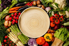 Incluye la lechuga, pimientos, calabacines, berenjenas, ajos, puerros, cebolletas, patatas (frescas), puré de patatas congeladas, brócoli, espárragos, coliflor, coles de bruselas, zanahorias, maíz, garbanzos, champiñones, guisantes enlatados o congelados, ñames, judías verdes, alcachofas, remolachas rojas, algunos frijoles, quimbombó, arroz llano, nabos y calabazas. 