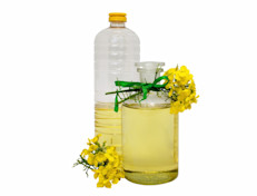 También conocido como raps, el aceite de canola se obtiene de la especie de planta Brassica napus. Es rico en ácido alfalinolénico, un tipo de Omega 3. Los especialistas vinculan su consumo a una reducción de los niveles de azúcar en sangre, al fortalecimiento de la salud cardiovascular, al alivio del dolor provocado por la artritis y a propiedades laxantes.