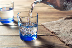 Si bien no es un alimento, puedes complementar las opciones anteriormente desarrolladas con un consumo diario de aproximadamente dos litros de agua. Esta ayudará a diluir y lavar cualquier ácido estomacal que podría llegar hacia el esófago.