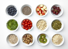 Los antioxidantes son importantes porque ayudan a combatir los efectos de los radicales libres, moléculas inestables que afectan las estructuras sanas del cuerpo. También se cree que son capaces de retrasar los signos del envejecimiento y muchas enfermedades. Según diferentes estudios, la quinua se encuentra entre los alimentos más ricos en antioxidantes, nivel que parece aumentar si se permite que las semillas broten.