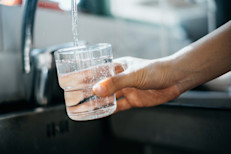 El agua es la mejor bebida para tus dientes. Beberla después de cada comida ayuda a eliminar los restos de alimentos y neutralizar la acidez bucal, previniendo la formación de caries. Además, el agua ayuda a mantener la boca hidratada y a prevenir el mal aliento.