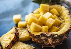 Coloca en la licuadora media taza de piña cortada en trozos pequeños, media taza de jugo de naranja y un puñado de hielo. Esta fruta es rica en vitamina C y fibra, y, al ser diurética evita la retención de líquidos. También corrige el estreñimiento y normaliza la flora intestinal.