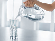 De acuerdo con especialistas, el alcohol, al poseer cualidades diuréticas, ayuda a expulsar los líquidos del cuerpo. Como consecuencia, el organismo buscará obtener líquidos de cualquier fuente disponible, incluyendo del cerebro (lo que se traduce en dolores de cabeza). Beber agua ayuda a evitar este problema.