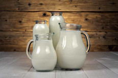 Muchos la toman porque es más fácil de digerir, en especial para los que tienen alergia a la leche o intolerancia a la lactosa. La mayoría de los estudios ha encontrado que puede producir efectos adversos como dolor abdomnial, diarrea, gases, vómitos, náuseas o constipación. En especial la leche fermentada con la bacteria Helicobacteria pylori. 