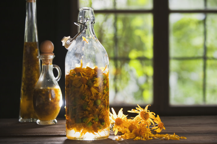La árnica es famosa como remedio homeopático o cuando se usa como ungüento, por aliviar dolores musculares, moretones y picaduras. Incluso se la vincula con una mejor visión y una reducción de la inflamación, pero ¿qué tan ciertas son estas propiedades? 