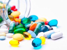 Por fortuna, sí. La forma activa de esta enfermedad que es sensible a los antibióticos se trata con una combinación estándar de cuatro medicamentos (Isoniazida, Rifampina, Estambutol y Pirazinamida) administrada durante seis meses, junto con información, supervisión y apoyo del paciente por un agente sanitario.