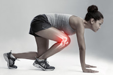 Sin embargo, hay expertos que advierten que correr puede causar problemas en las articulaciones, especialmente en las rodillas, todo depende de la intensidad, cantidad de tiempo y condición física que tengas. También es posible que ocasione dolor lumbar y otros malestares, especialmente si corres en asfalto o concreto.
